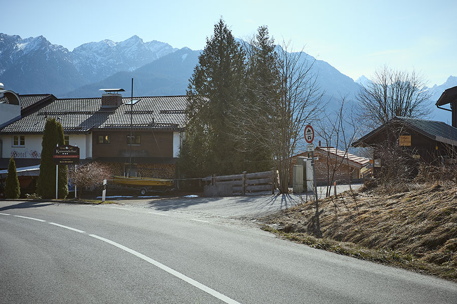 Zufahrt zum Chalet auf der rechten Seite